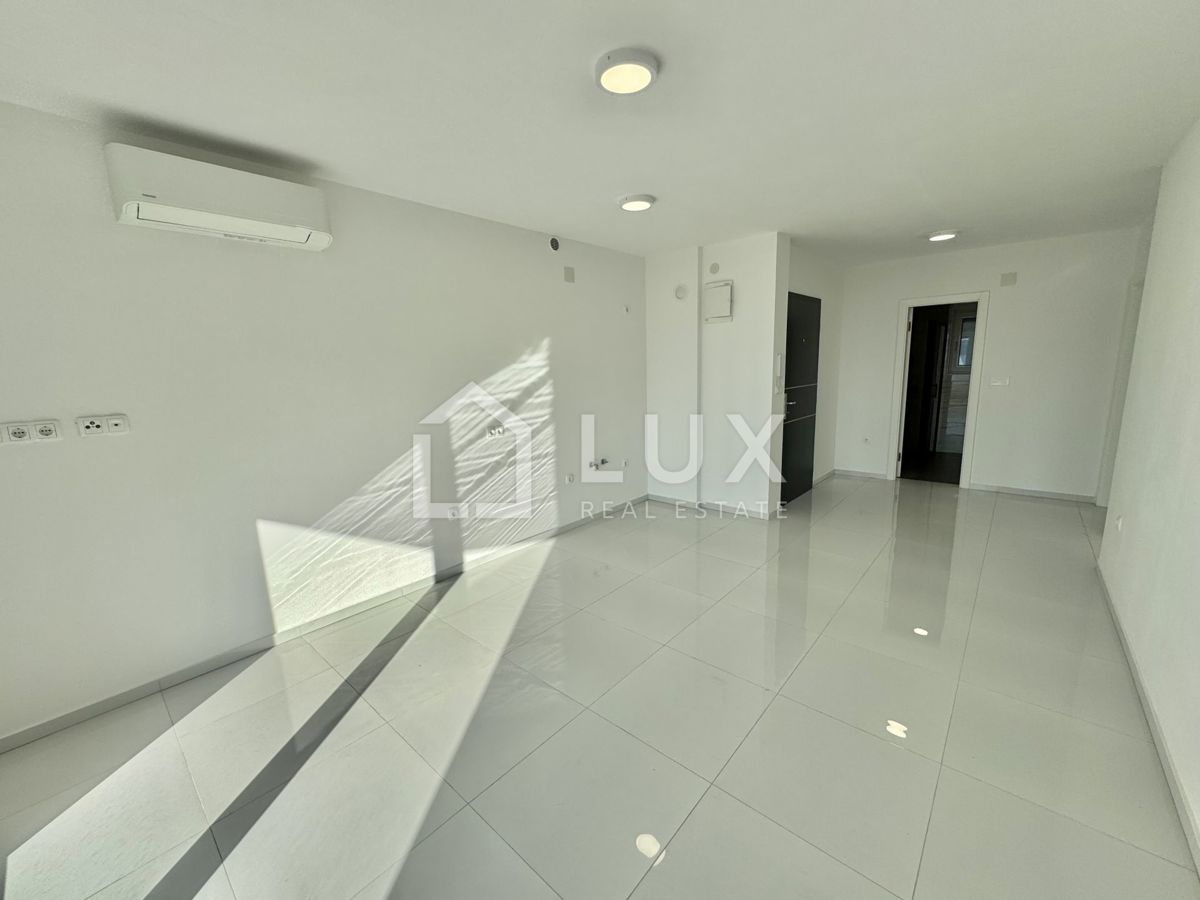 CRIKVENICA - dva apartmaja, 112m2, 150m do morja, novogradnja