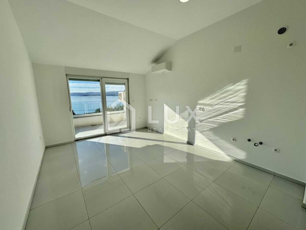 CRIKVENICA - dva apartmaja, 112m2, 150m do morja, novogradnja