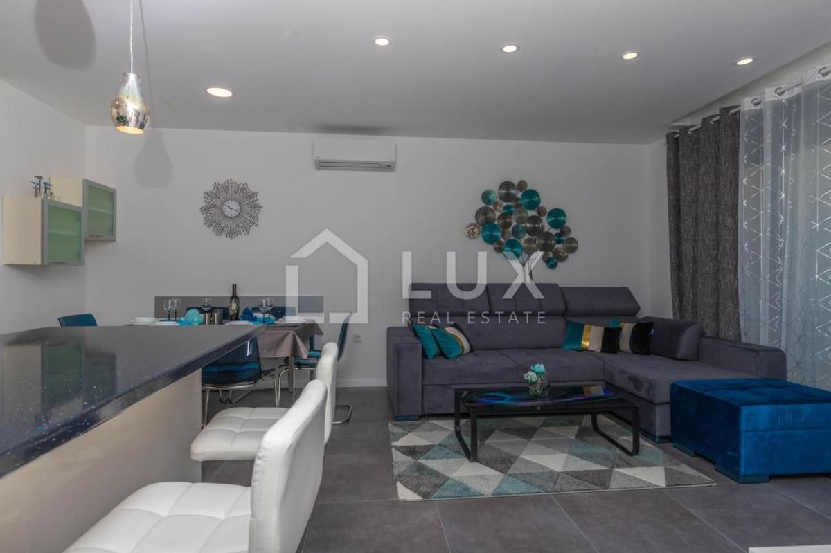 SELCE - apartma 2s+db, 80m od morja, stavba z dvigalom