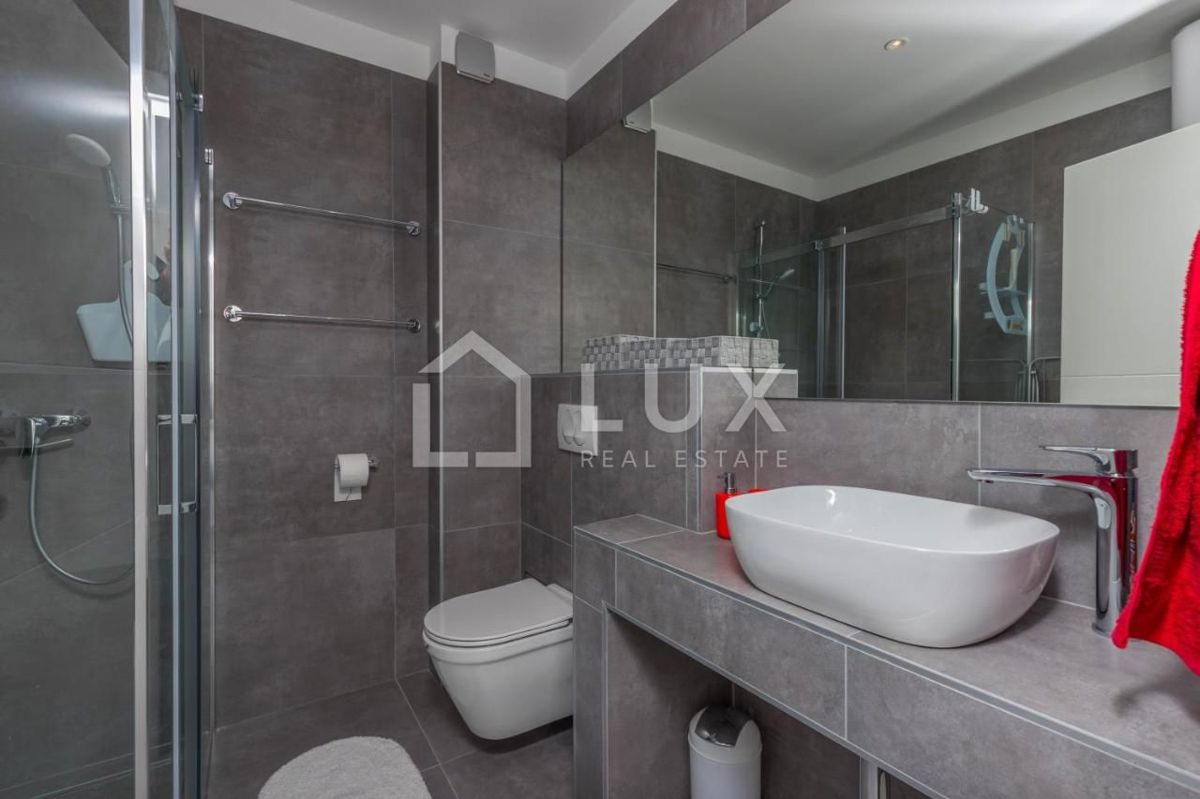 SELCE - apartma 2s+db, 80m od morja, stavba z dvigalom
