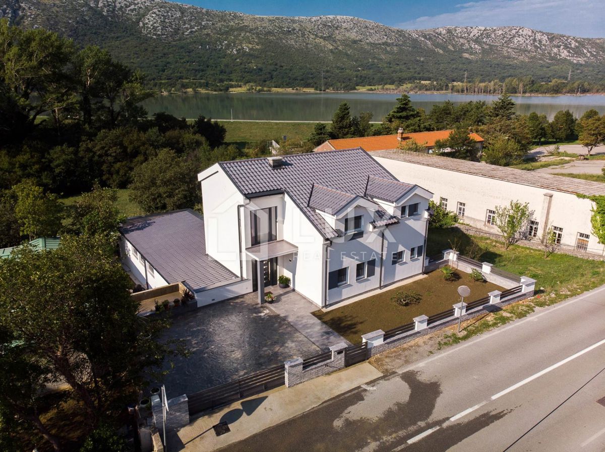 TRIBALJ - moderna hiša z bazenom, pogled na jezero
