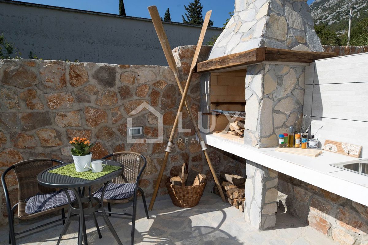 TRIBALJ - moderna hiša z bazenom, pogled na jezero