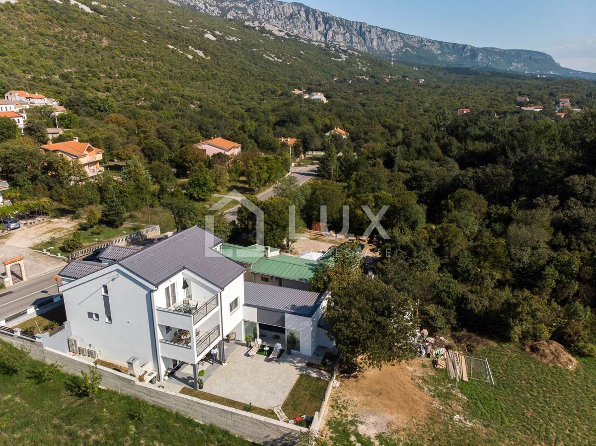 TRIBALJ - moderna hiša z bazenom, pogled na jezero