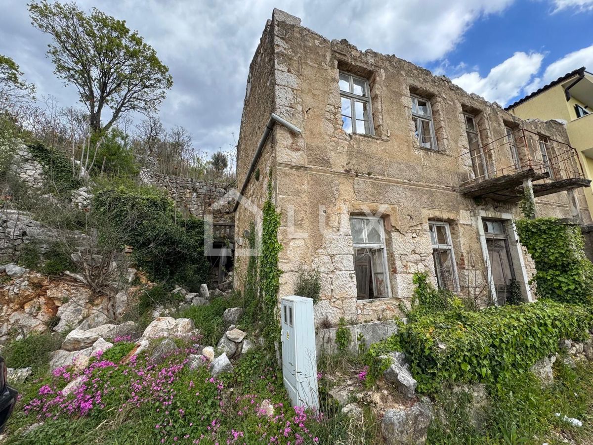 CRIKVENICA - zemljišče 1380m2 s starinami