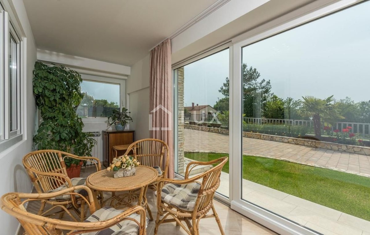 KANFANAR - vila z bazenom in stranskim vrtom