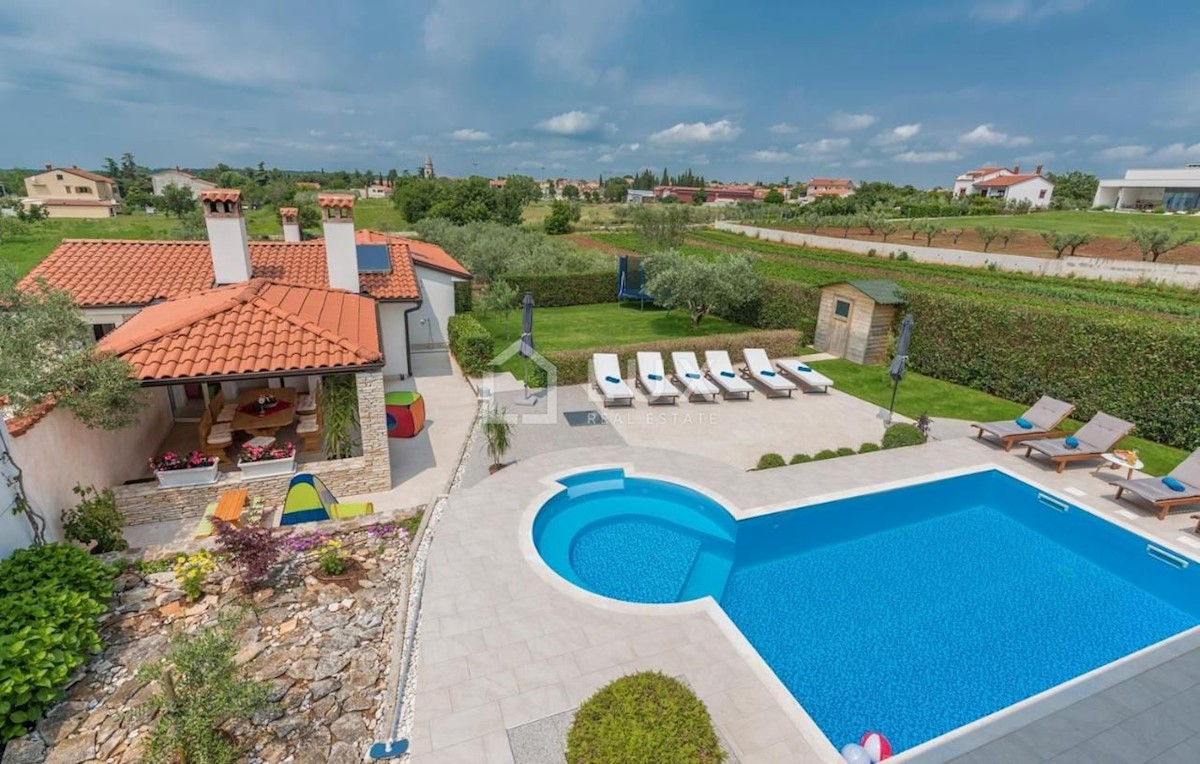 KANFANAR - vila z bazenom in stranskim vrtom