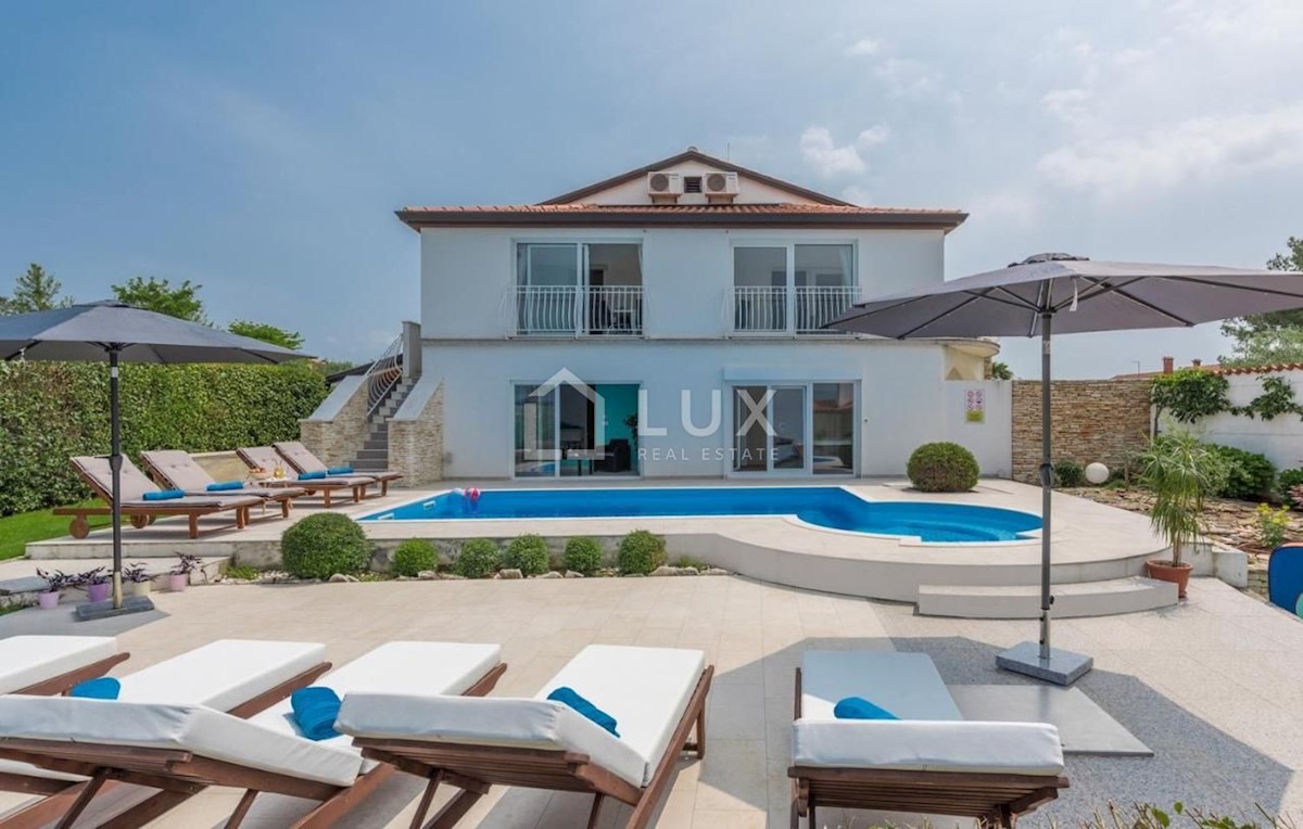 KANFANAR - vila z bazenom in stranskim vrtom
