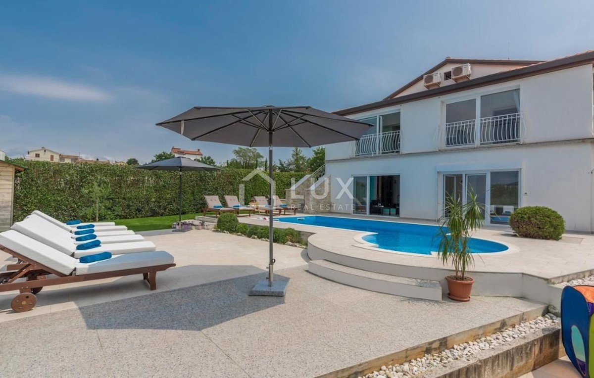 KANFANAR - vila z bazenom in stranskim vrtom