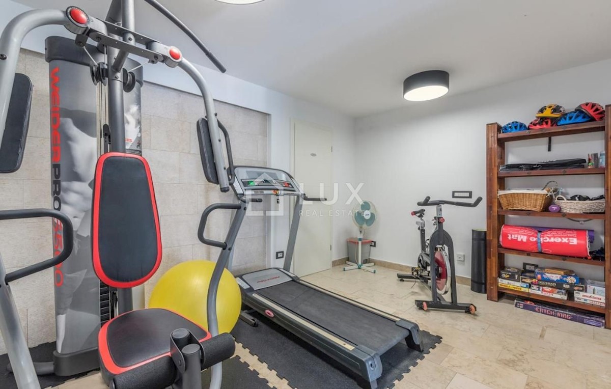 KANFANAR - vila z bazenom in stranskim vrtom