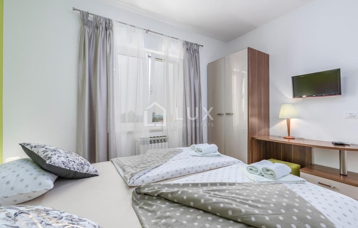 KANFANAR - vila z bazenom in stranskim vrtom