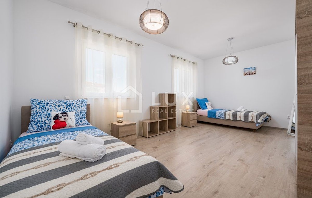 FAŽANA - vila z bazenom in pogledom na morje