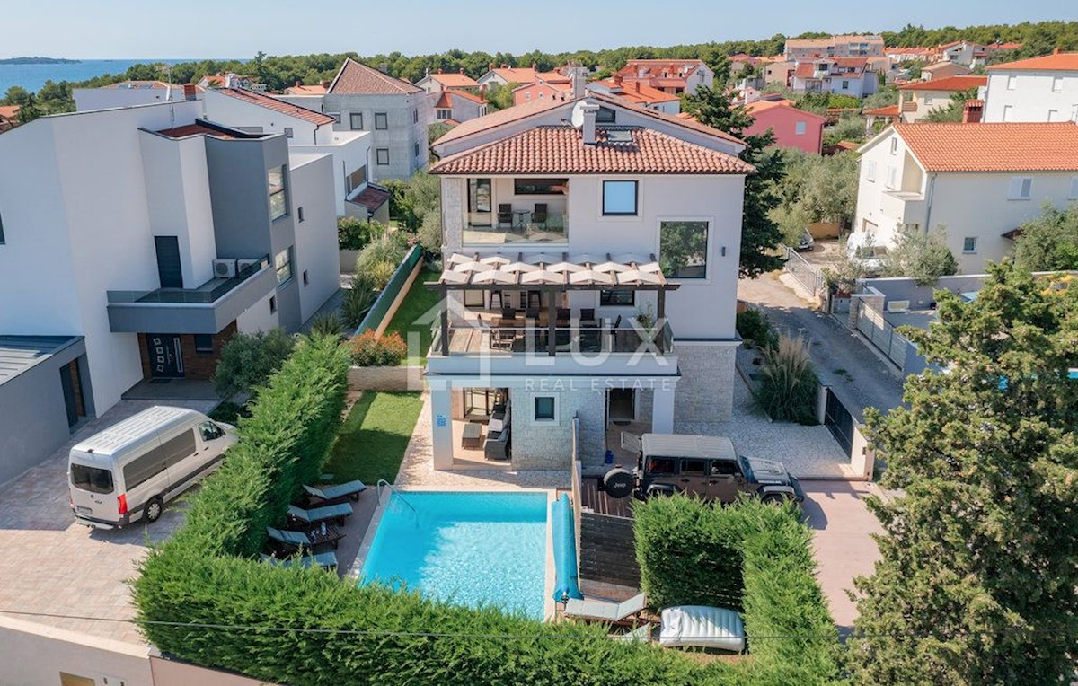 FAŽANA - vila z bazenom in pogledom na morje