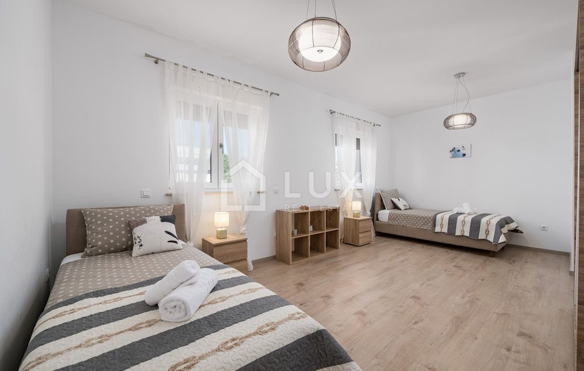 FAŽANA - vila z bazenom in pogledom na morje