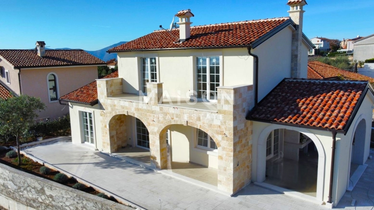 Mediteranska vila z bazenom pri Krku – pogled na morje