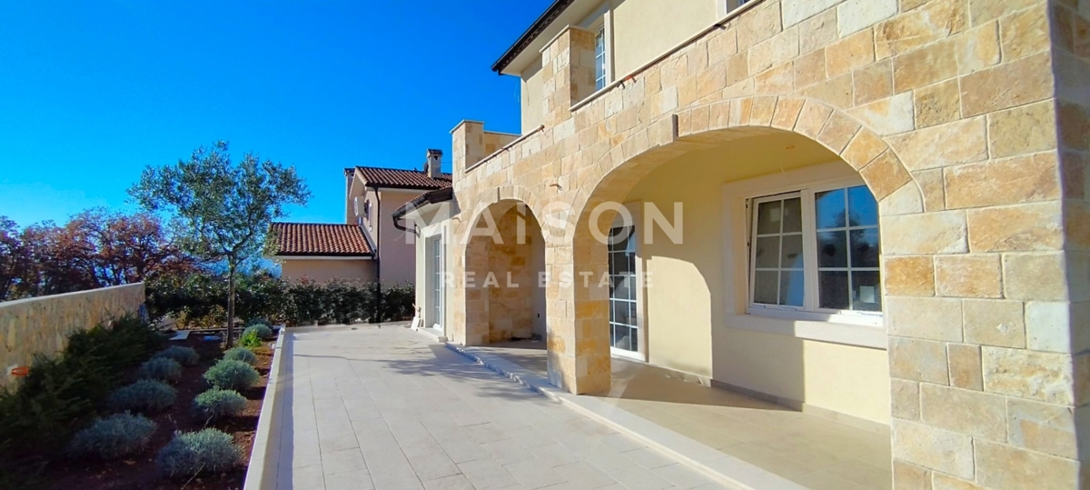 Mediteranska vila z bazenom pri Krku – pogled na morje