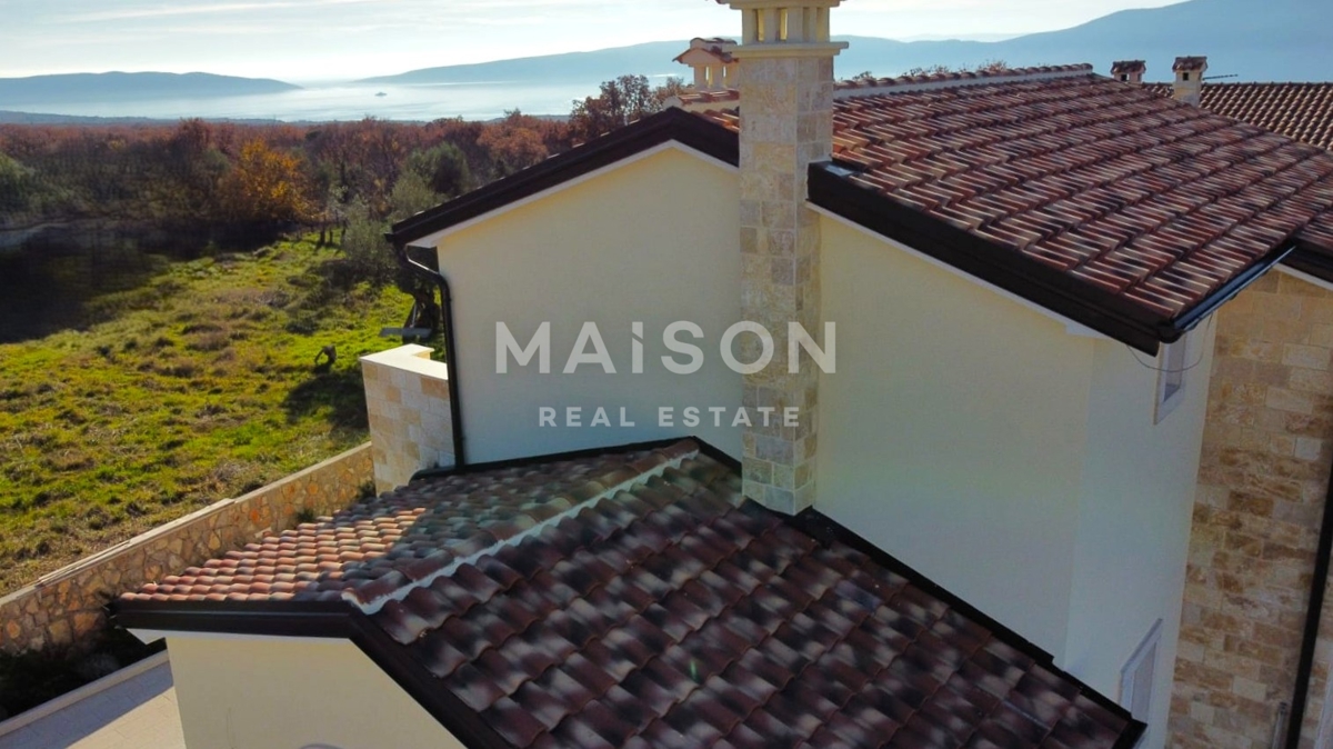 Mediteranska vila z bazenom pri Krku – pogled na morje