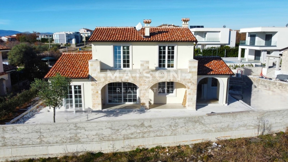 Mediteranska vila z bazenom pri Krku – pogled na morje