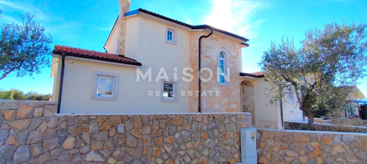 Mediteranska vila z bazenom pri Krku – pogled na morje