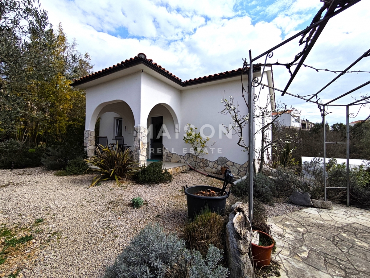 Samostojna hiša na 900 m² z velikim potencialom