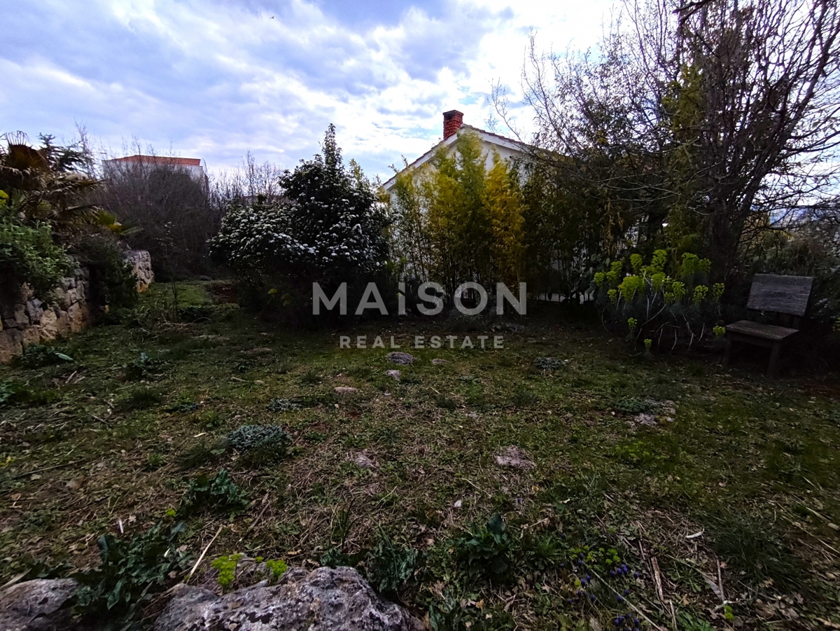 Samostojna hiša na 900 m² z velikim potencialom