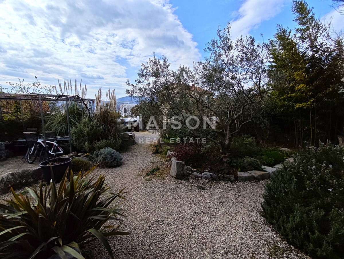 Samostojna hiša na 900 m² z velikim potencialom