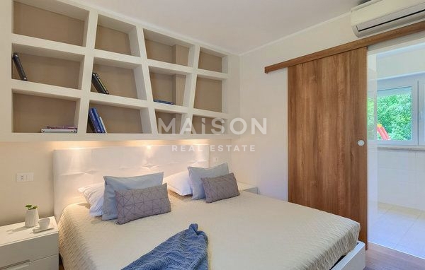 Hiša z Bazenom v Okolici Labina na Prostranem Posestvu