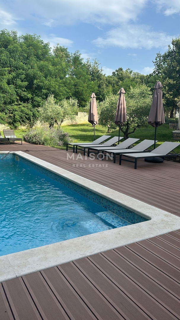 Hiša z Bazenom v Okolici Labina na Prostranem Posestvu