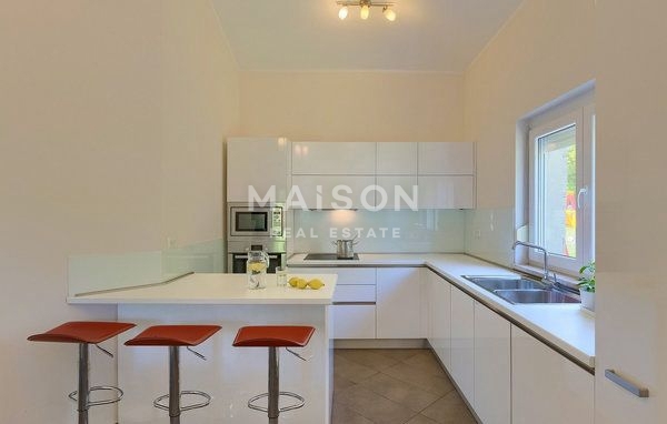 Hiša z Bazenom v Okolici Labina na Prostranem Posestvu