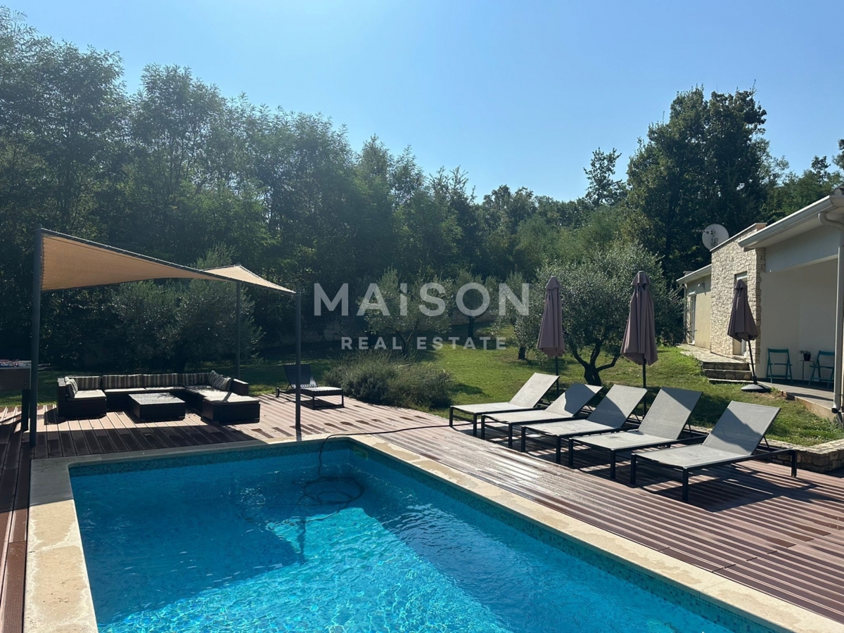 Hiša z Bazenom v Okolici Labina na Prostranem Posestvu