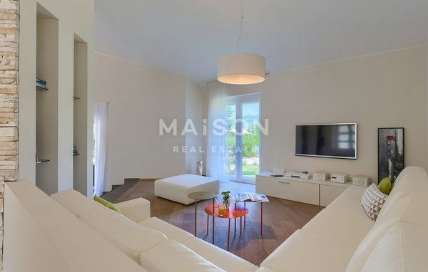 Hiša z Bazenom v Okolici Labina na Prostranem Posestvu