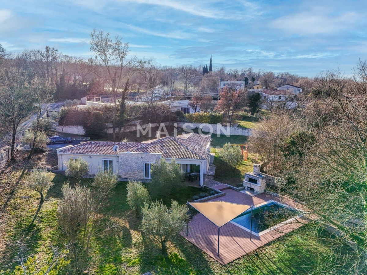 Hiša z Bazenom v Okolici Labina na Prostranem Posestvu