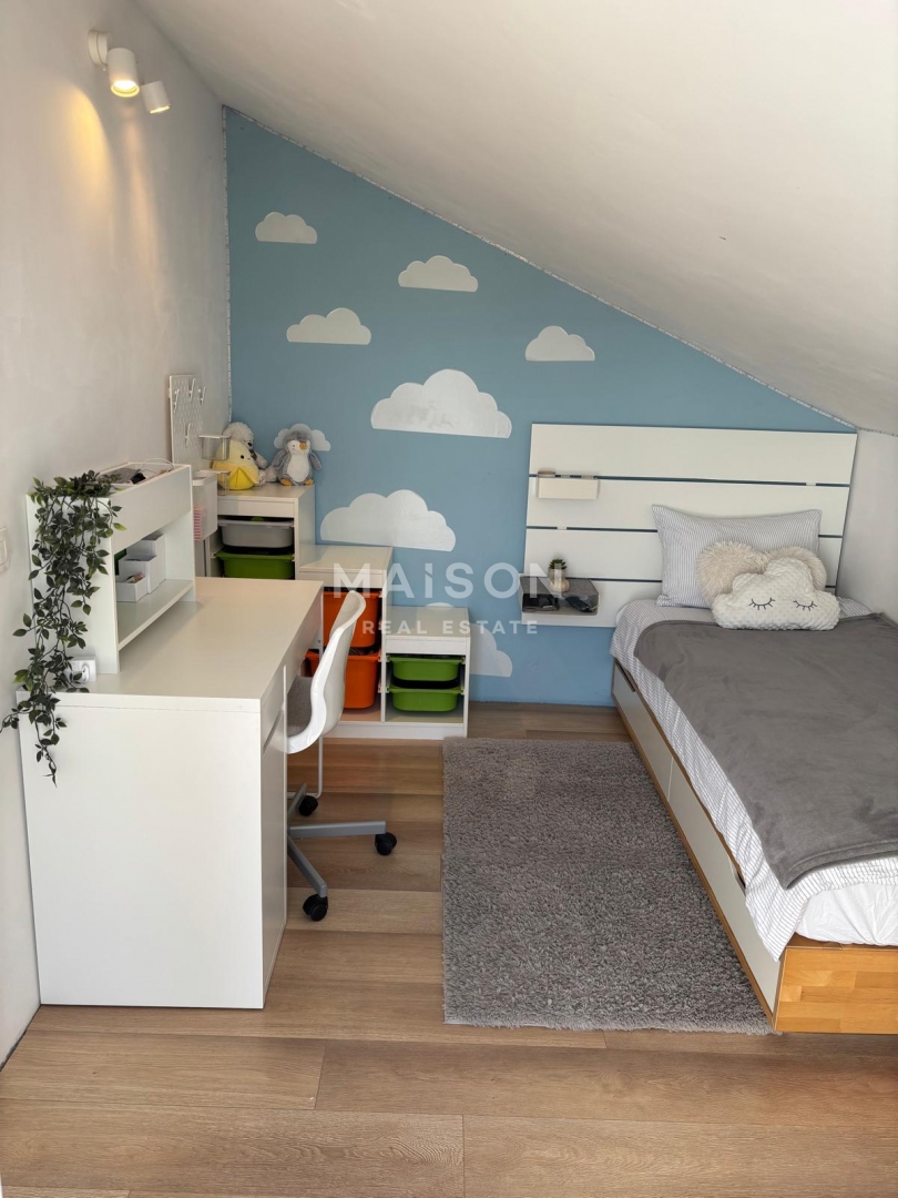 Moderný Dvojpodlažný Byt so Strešnou Terasou a Výhľadom na More – Mesto Krk