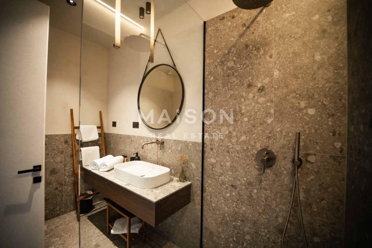 Hiša Povljana, 295m2