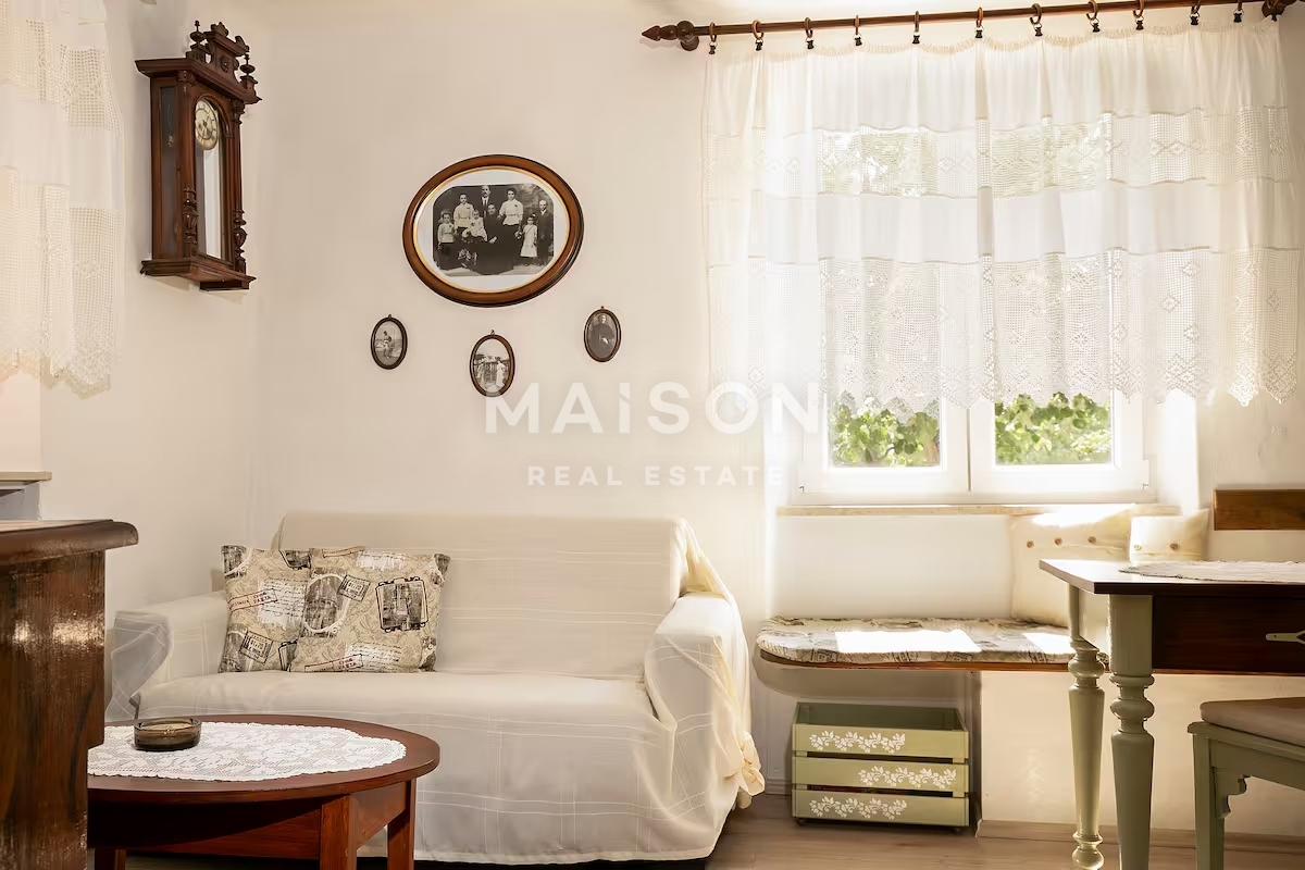 Dom, ki ohranja zgodbe – rustikalna hiša, prežeta z novljansko dediščino