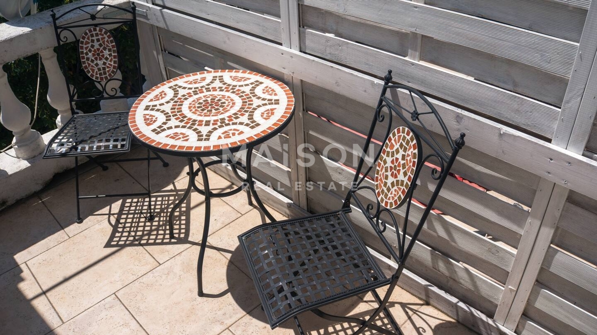 Dom, ki ohranja zgodbe – rustikalna hiša, prežeta z novljansko dediščino