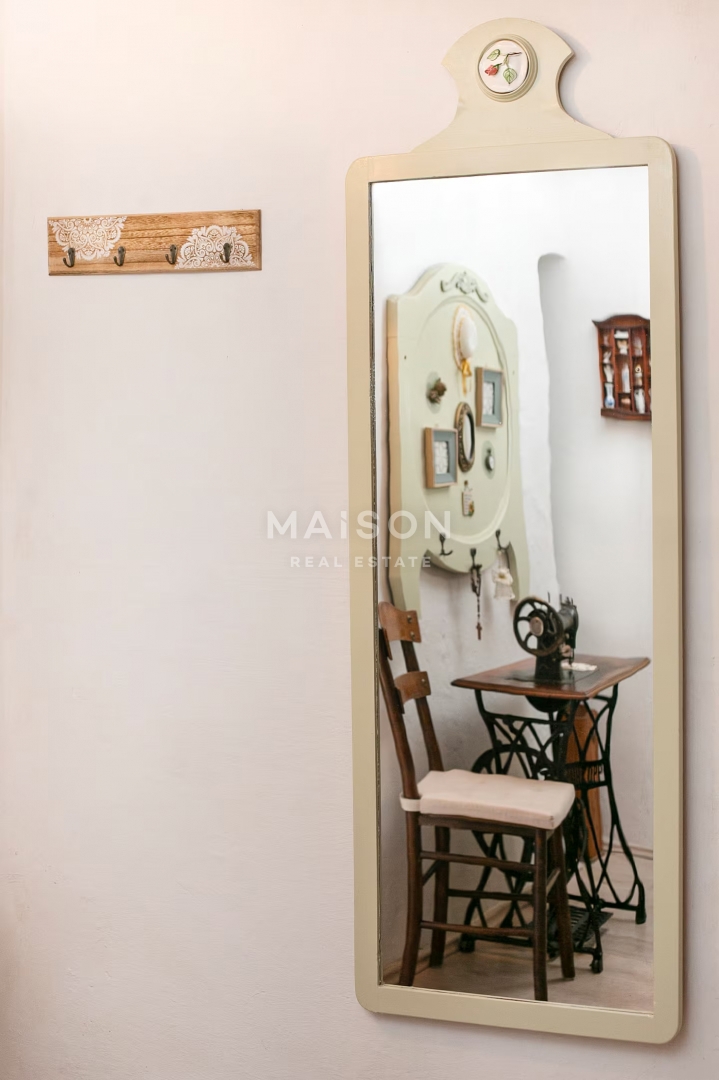 Dom, ki ohranja zgodbe – rustikalna hiša, prežeta z novljansko dediščino