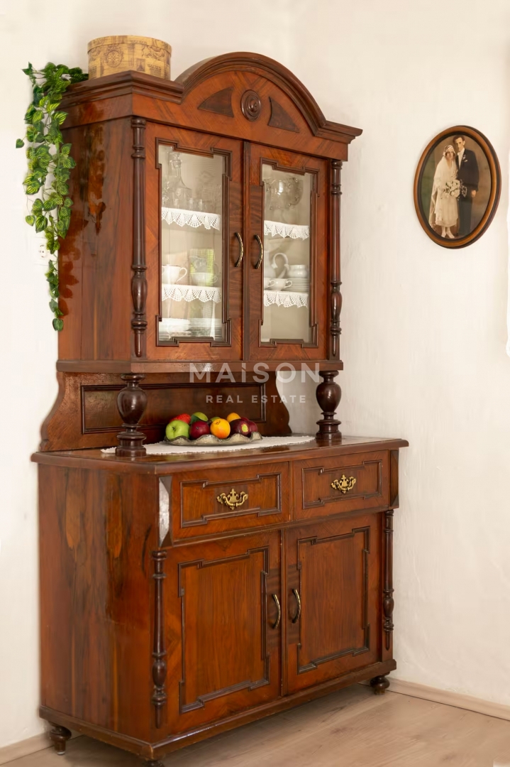 Dom, ki ohranja zgodbe – rustikalna hiša, prežeta z novljansko dediščino