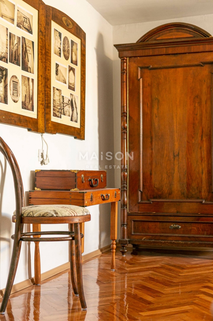 Dom, ki ohranja zgodbe – rustikalna hiša, prežeta z novljansko dediščino