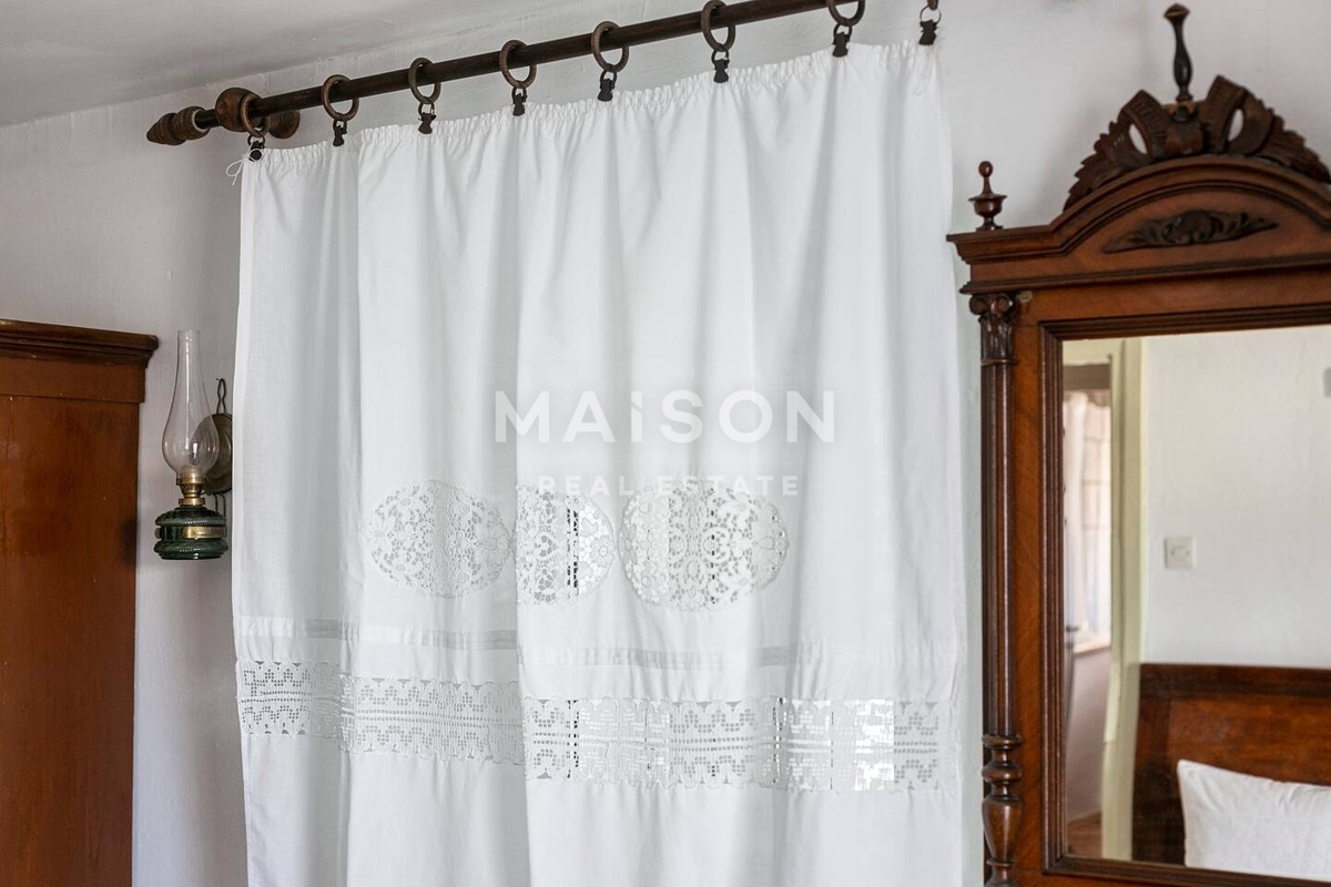 Dom, ki ohranja zgodbe – rustikalna hiša, prežeta z novljansko dediščino