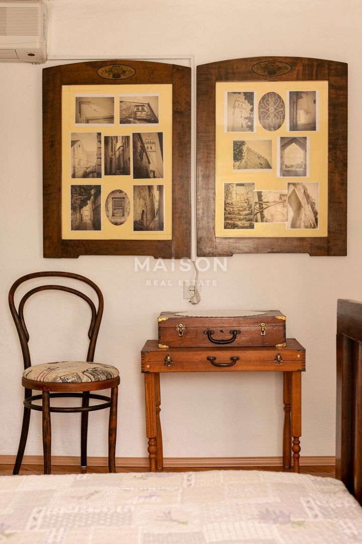 Dom, ki ohranja zgodbe – rustikalna hiša, prežeta z novljansko dediščino