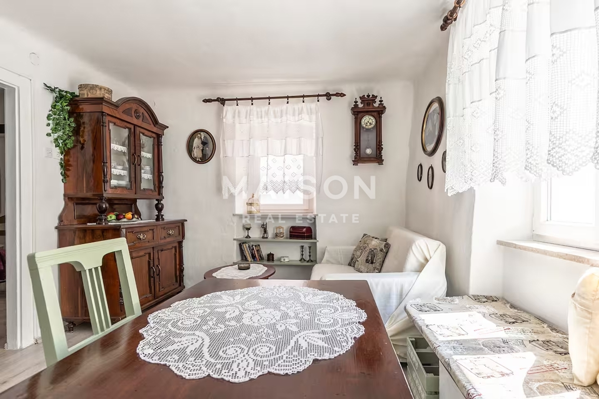 Dom, ki ohranja zgodbe – rustikalna hiša, prežeta z novljansko dediščino