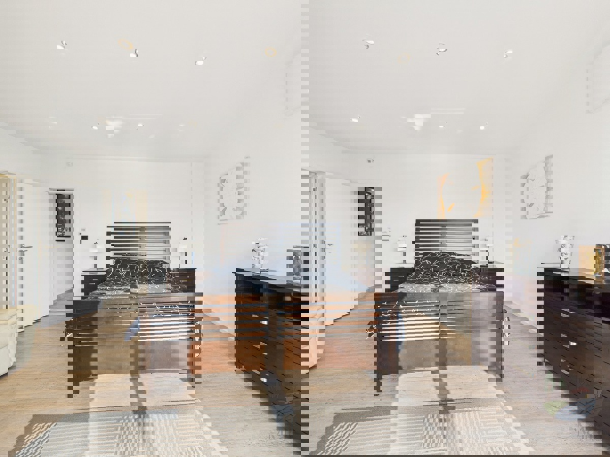 Moderna družinska hiša z ogrevanim bazenom, Pomer