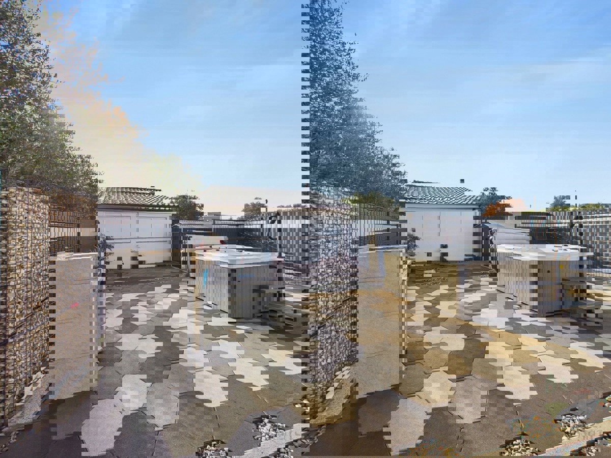 Moderna družinska hiša z ogrevanim bazenom, Pomer