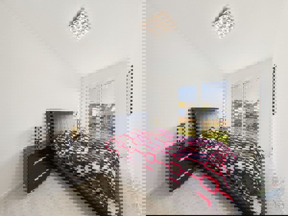 Moderna družinska hiša z ogrevanim bazenom, Pomer