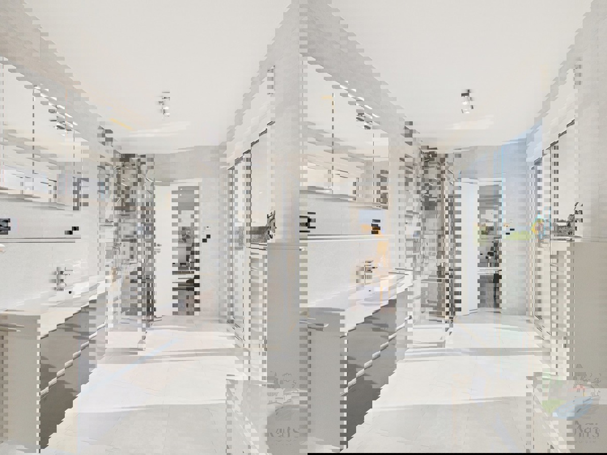 Moderna družinska hiša z ogrevanim bazenom, Pomer