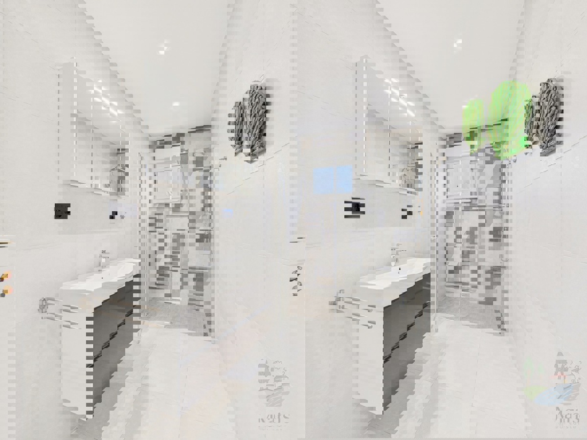 Moderna družinska hiša z ogrevanim bazenom, Pomer