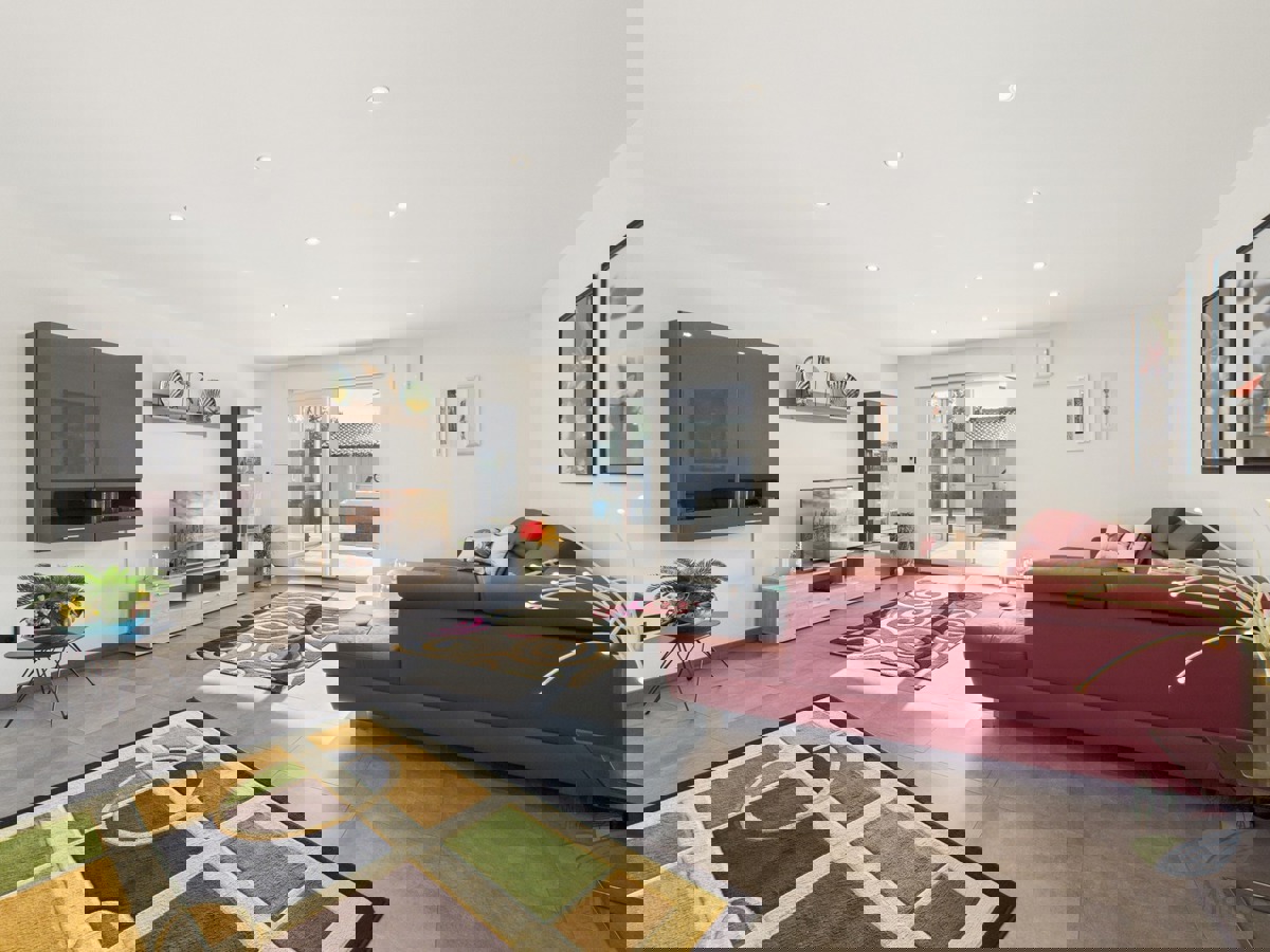 Moderna družinska hiša z ogrevanim bazenom, Pomer