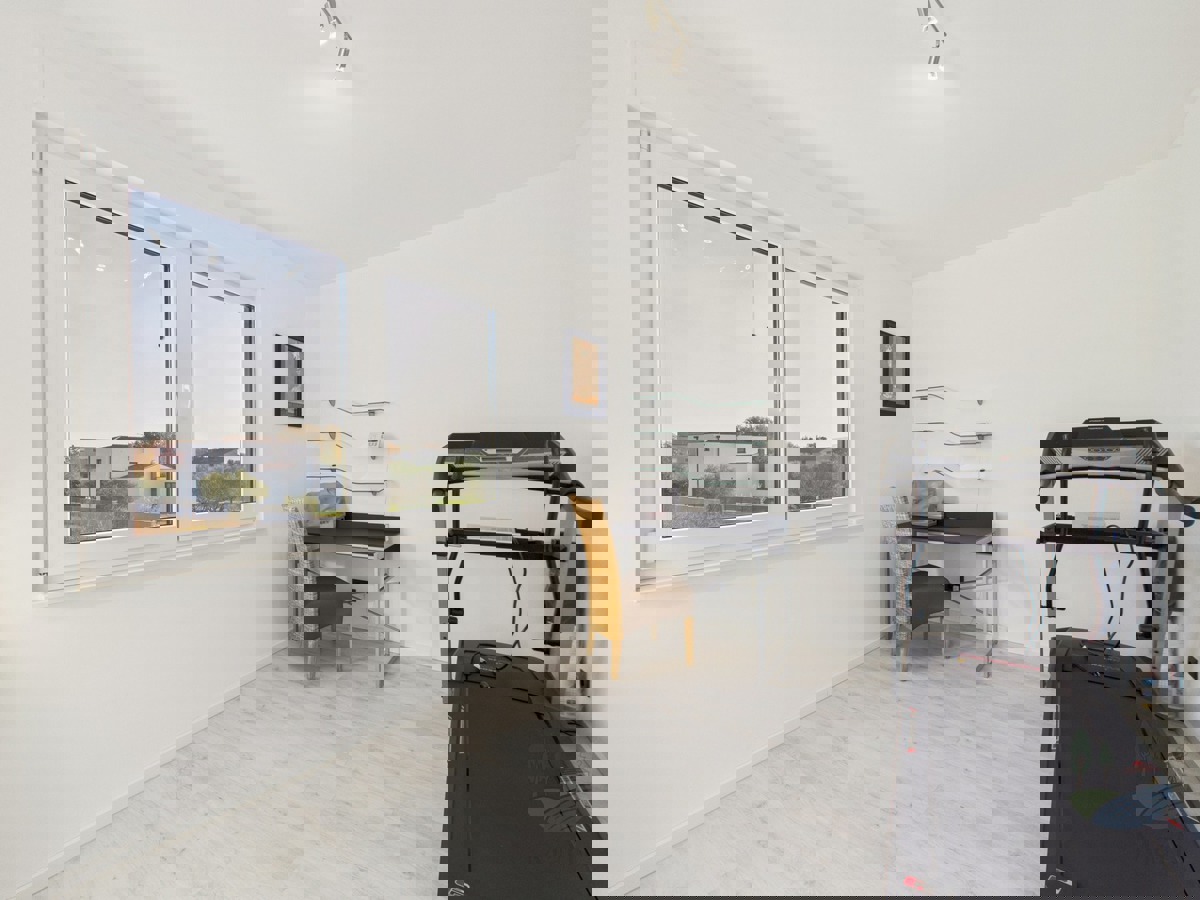 Moderna družinska hiša z ogrevanim bazenom, Pomer