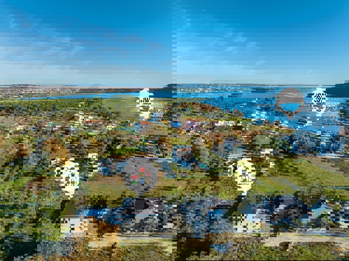 Moderna družinska hiša z ogrevanim bazenom, Pomer