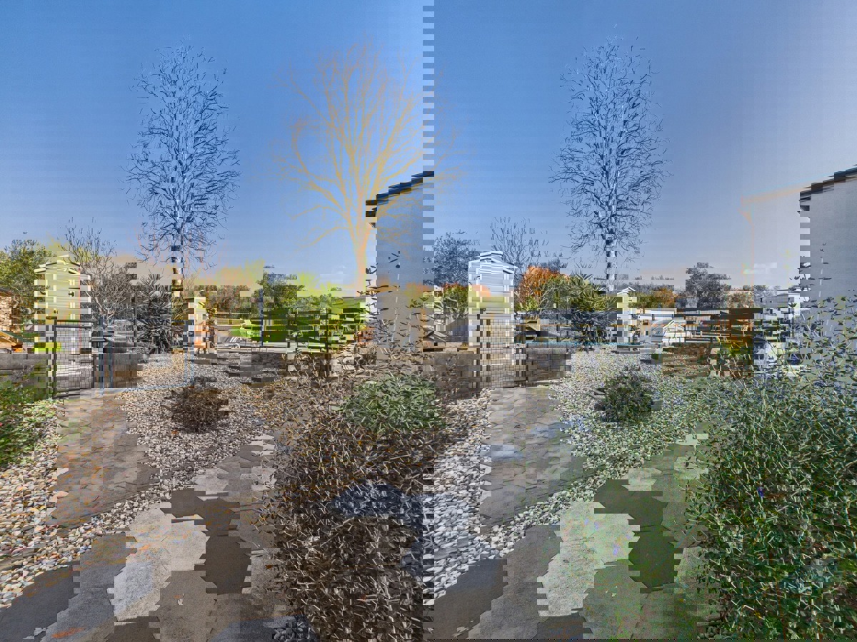 Moderna družinska hiša z ogrevanim bazenom, Pomer